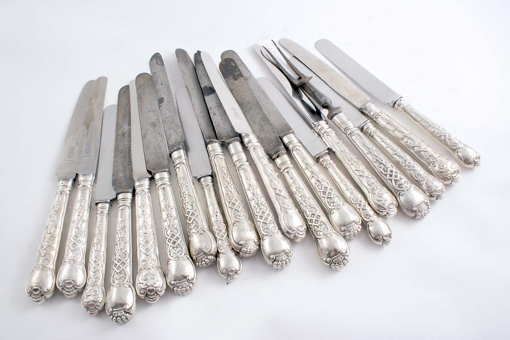 A QUANTITY OF ELIZABETHAN PATTERN (IN SEVERAL VARIANTS) KNIVES & A CARVING FORK, some crested, by