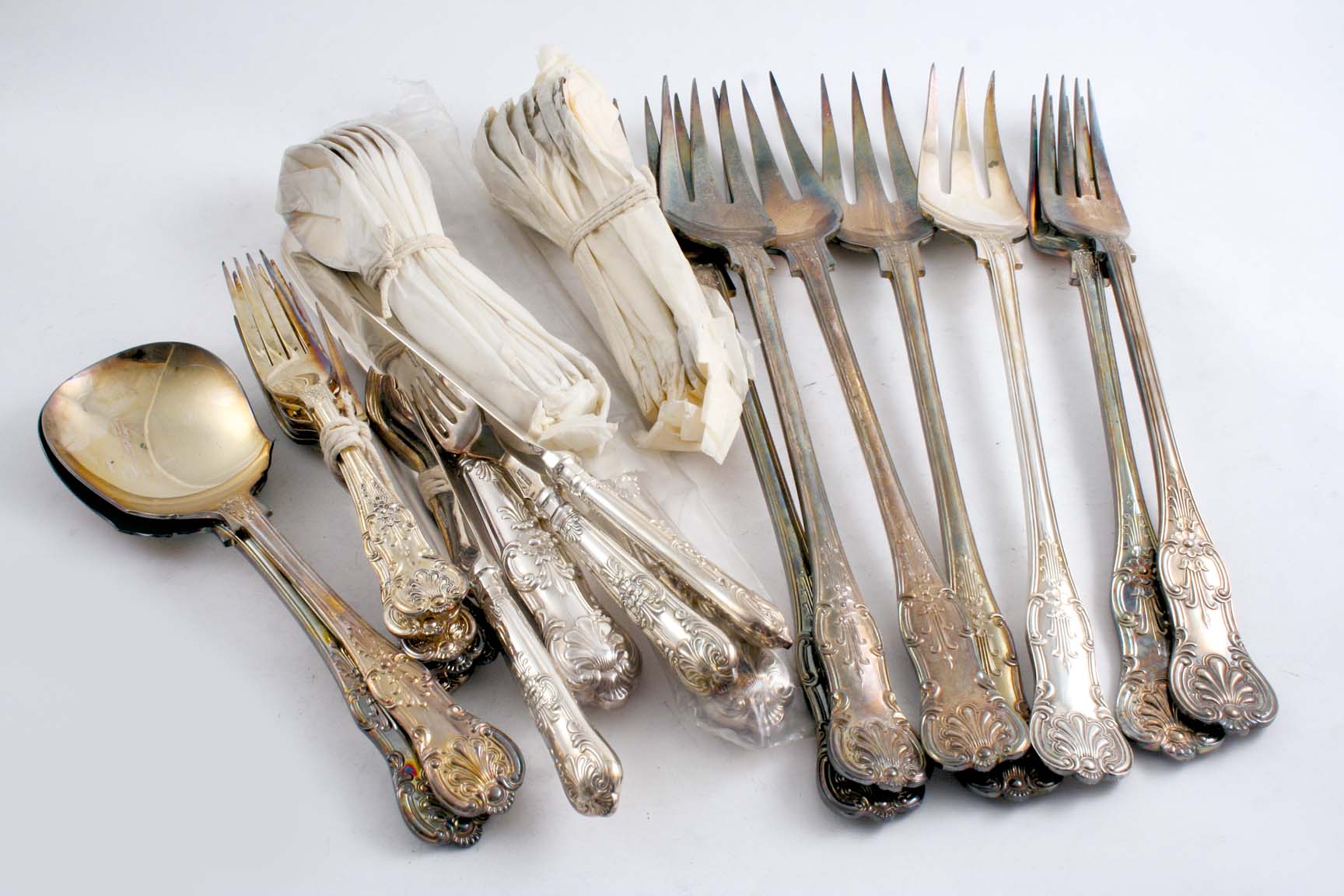A QUANTITY OF MODERN ELECTROPLATED QUEEN`S PATTERN FLATWARE & CUTLERY including seven very large
