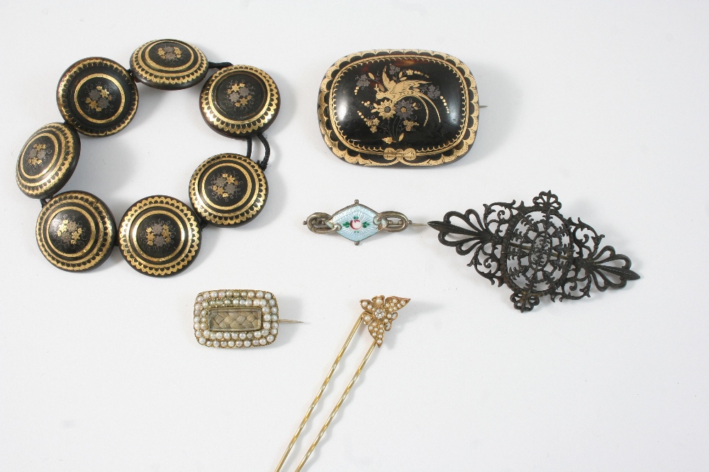 A QUANTITY OF JEWELLERY including a Victorian pearl and gold mourning brooch, the centre section