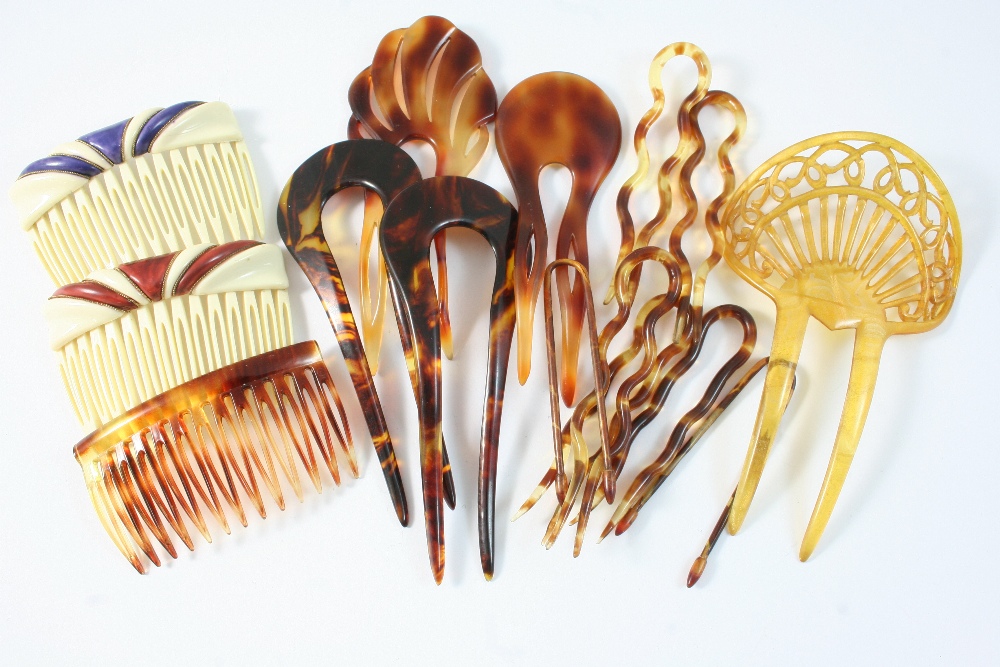 A QUANTITY OF ASSORTED HAIR COMBS Condition reports are available via the ‘View Complete