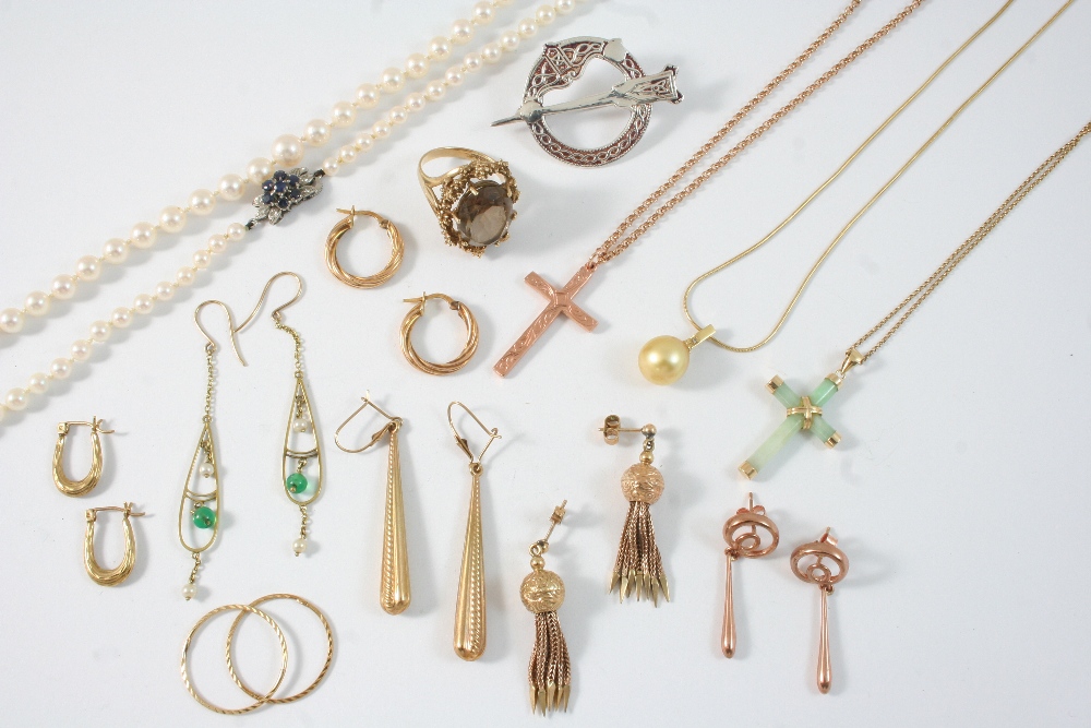 A QUANTITY OF JEWELLERY including a smoky quartz and gold ring, size P, a gold cruciform pendant and