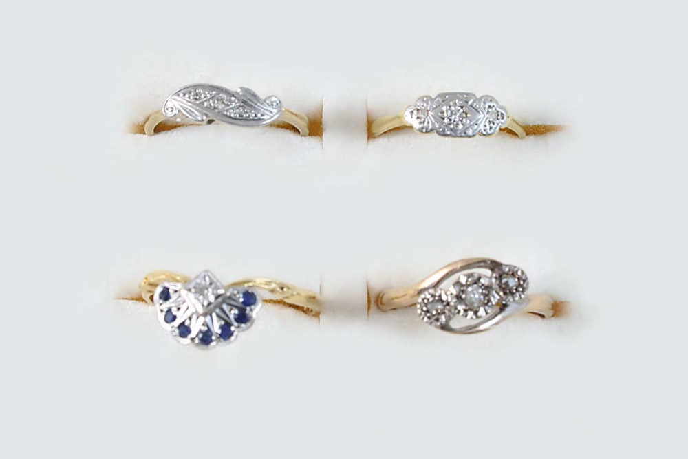 A DIAMOND THREE STONE RING set in 18ct. gold and platinum, size N, a sapphire and diamond fan-shaped