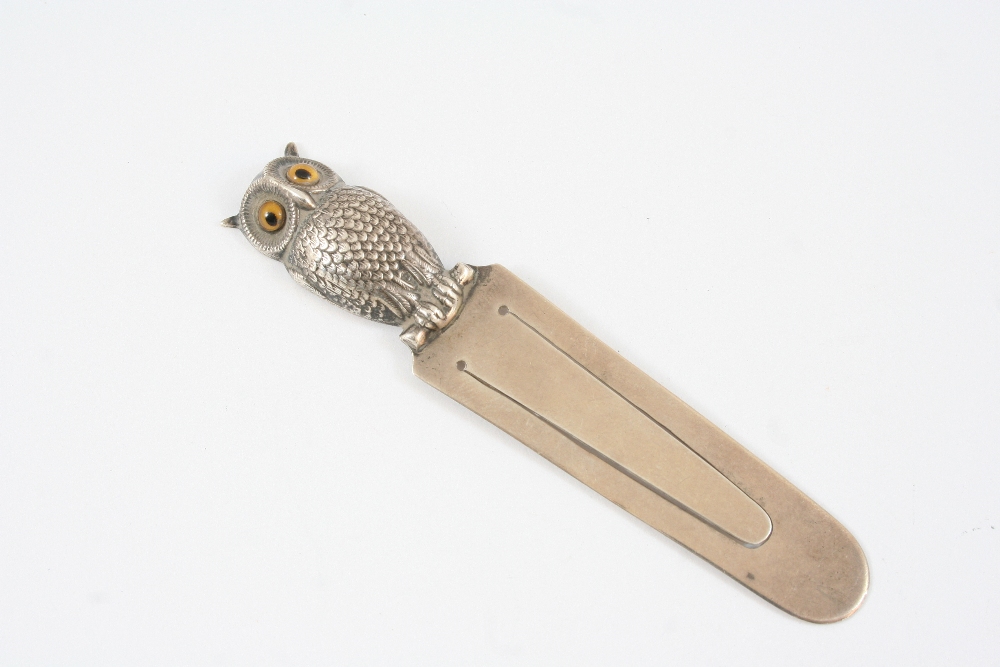 A SILVER BOOK MARK BY SAMPSON MORDAN in the form of an owl, stamped S M & Co., and hallmarked for