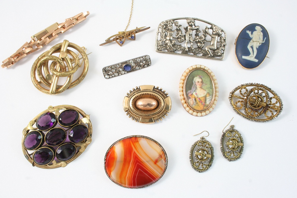 A QUANTITY OF JEWELLERY including a Victorian gold brooch with locket compartment, and various other