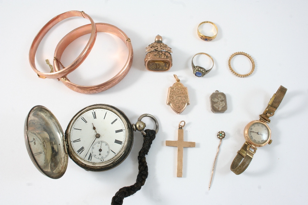 A QUANTITY OF JEWELLERY including a Victorian 15ct. gold ring set with three sapphires and two