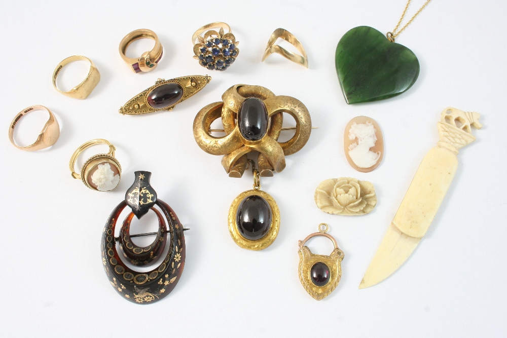A QUANTITY OF JEWELLERY including a Victorian garnet and gold brooch, a 15ct. gold and garnet