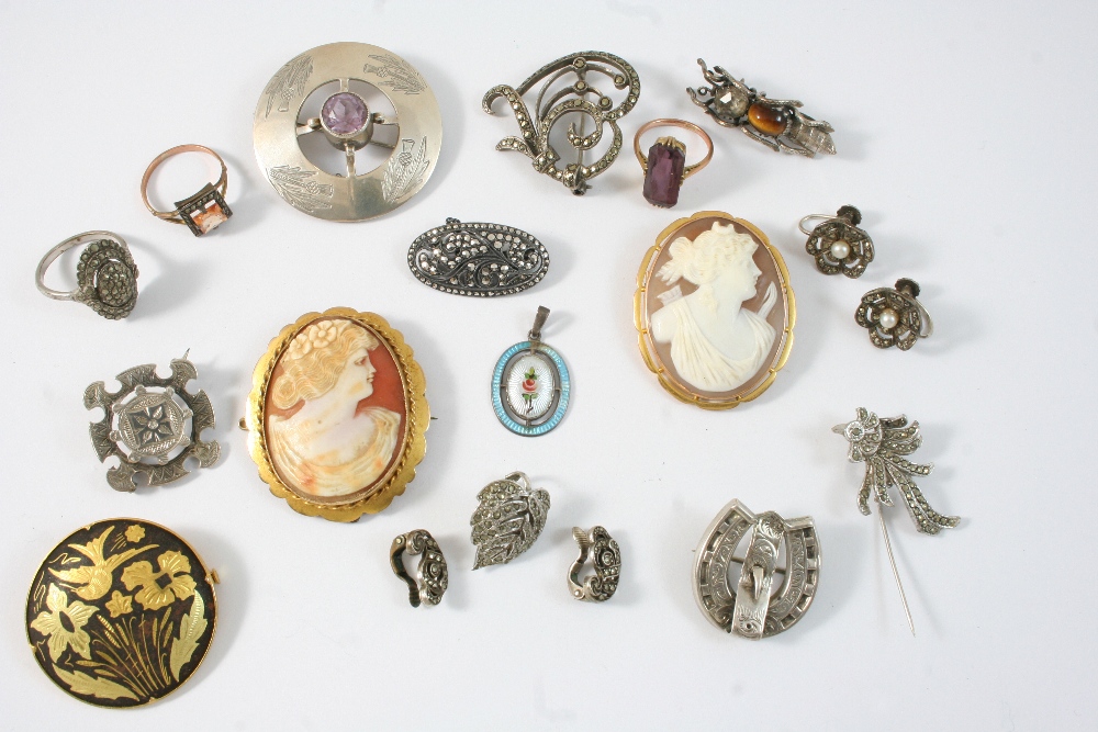 A QUANTITY OF JEWELLERY including two shell cameo brooches, depicting classical figures, an enamel