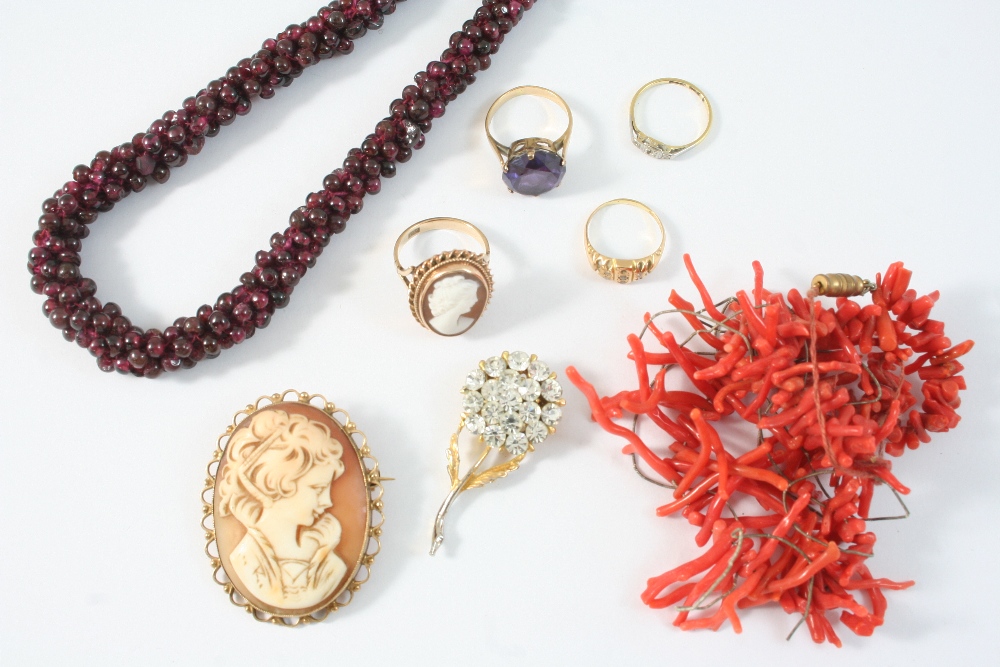 A QUANTITY OF JEWELLERY including a shell cameo brooch and a ring, a coral necklace, and various