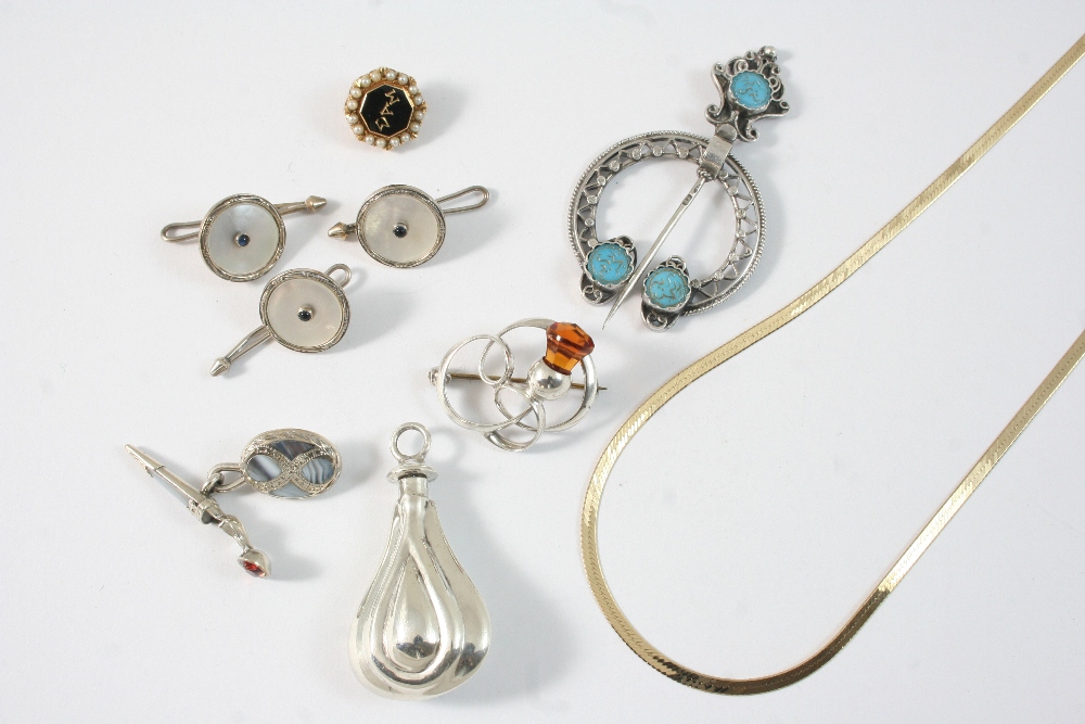 A QUANTITY OF JEWELLERY including a silver brooch by Charles Horner, a 9ct. gold necklet, three