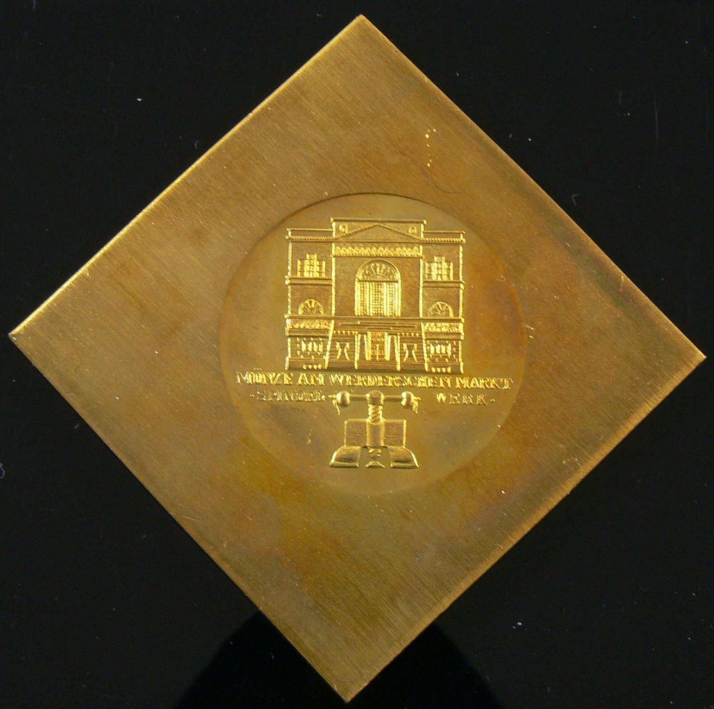 DDR Medaille Klippe, 6,3 x 6,3 cm, zentrale Münzaustellung der DDR 1987, 750 Jahre Berlin