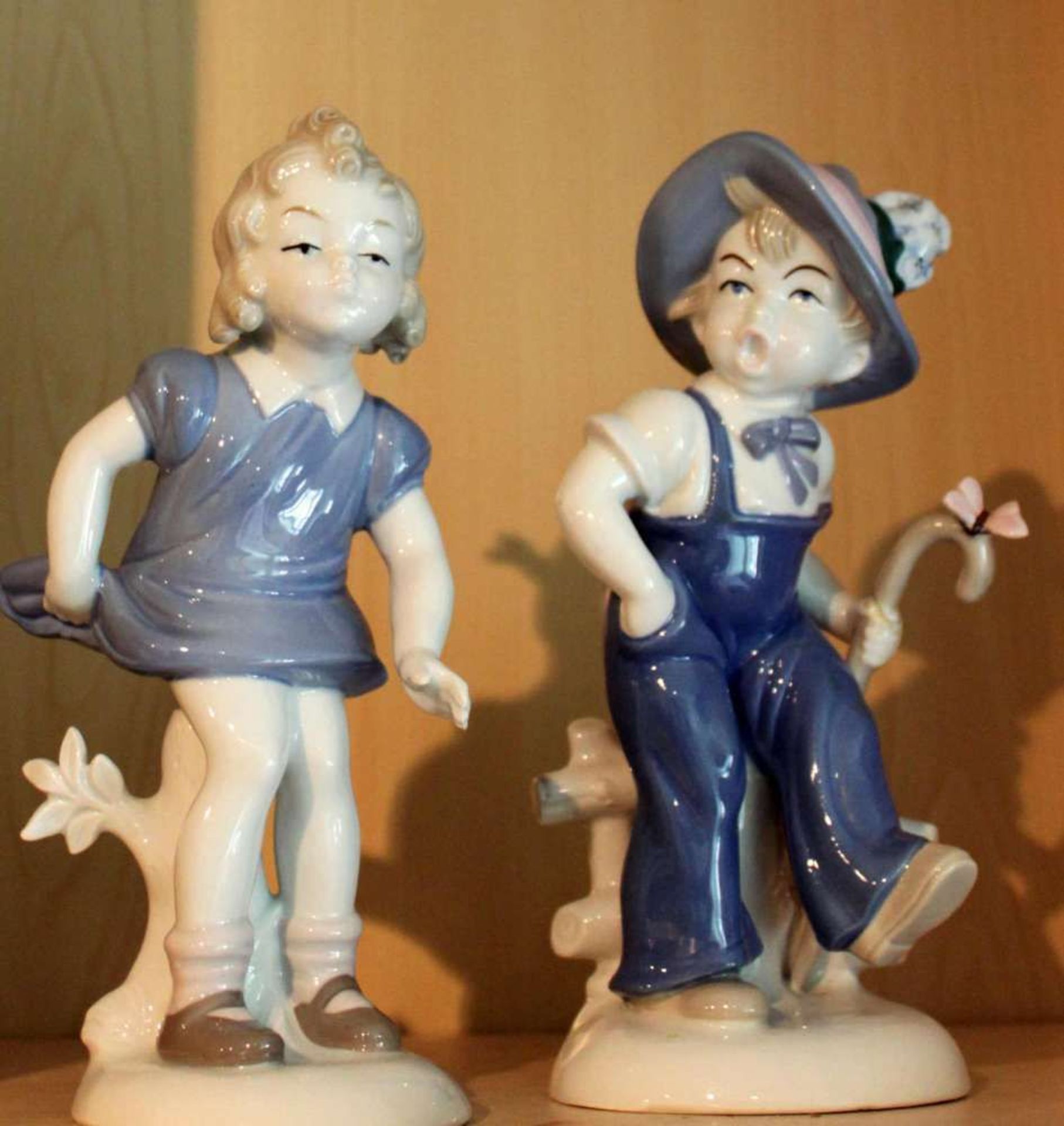 2 Porzellanfiguren, "Fa. Wagner + Appelt", Mädchen und Junge, am Stand blaue Unterglasurmarke, Krone