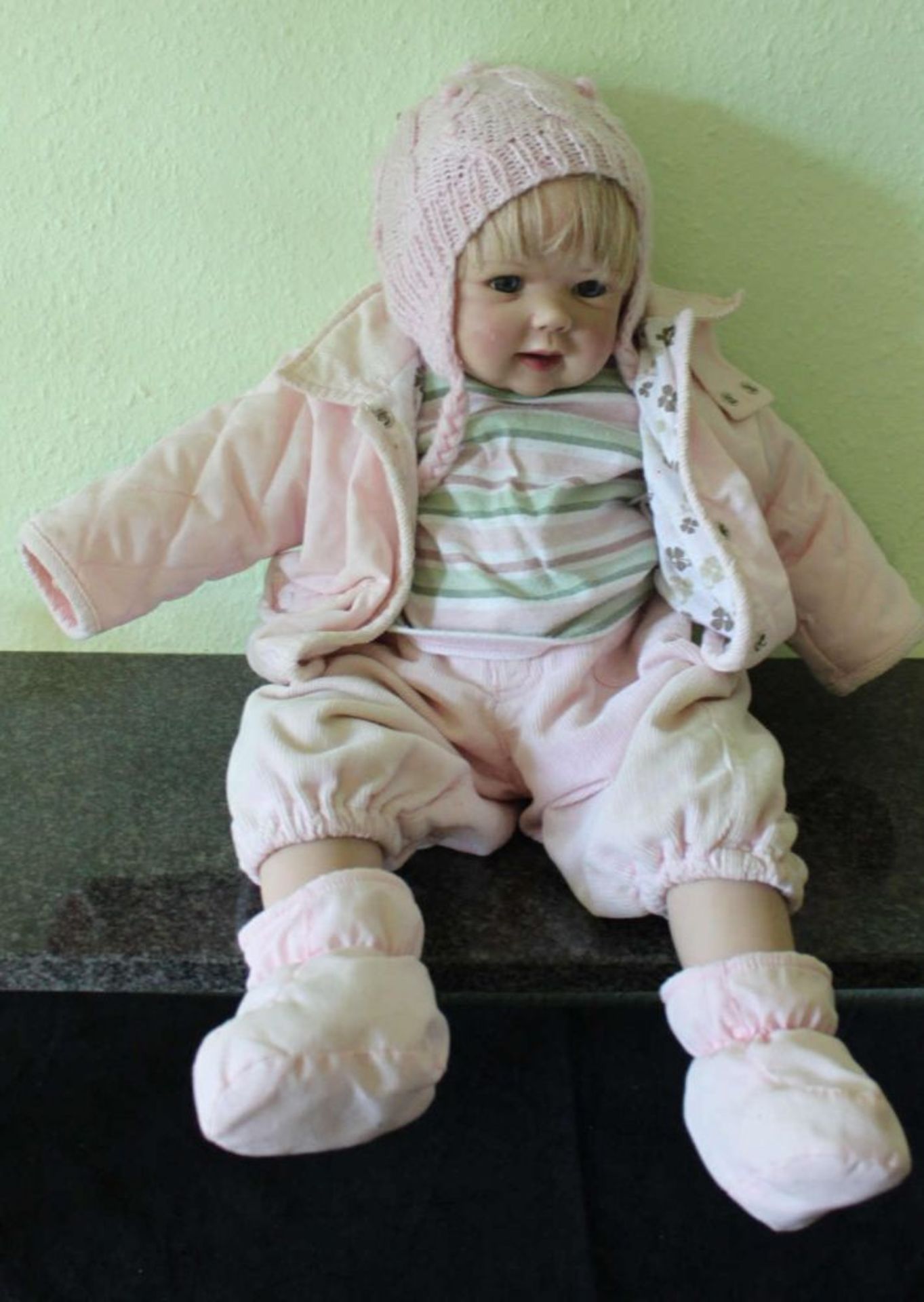Puppe in rosa Cordanzug, Länge ca. 60 cm    Mindestpreis: 20
