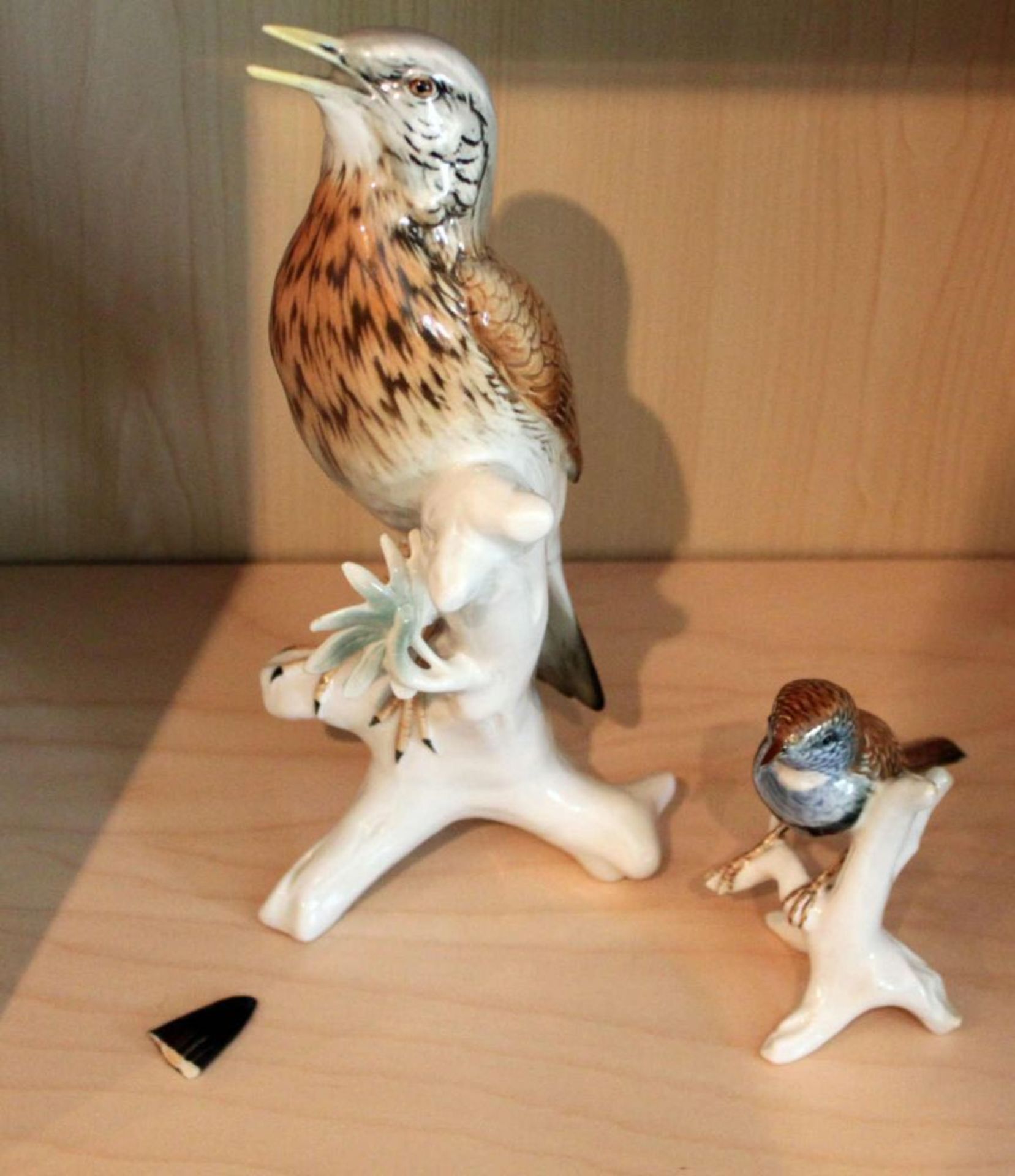 Ens Karl Volkstedt, 2 Porzellanfiguren Vögel beide beschädigt, (beim großen Vogel liegt die