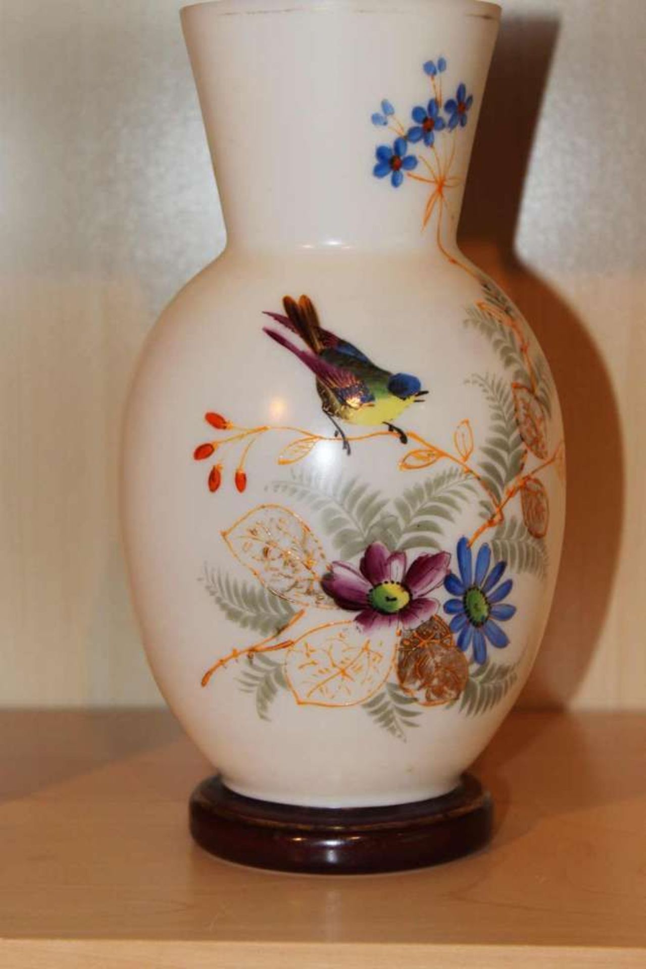 alte mundgeblasene Glasvase aus Milchglas, mit Emaillemalerei "Blumen und Vögel", am Stand