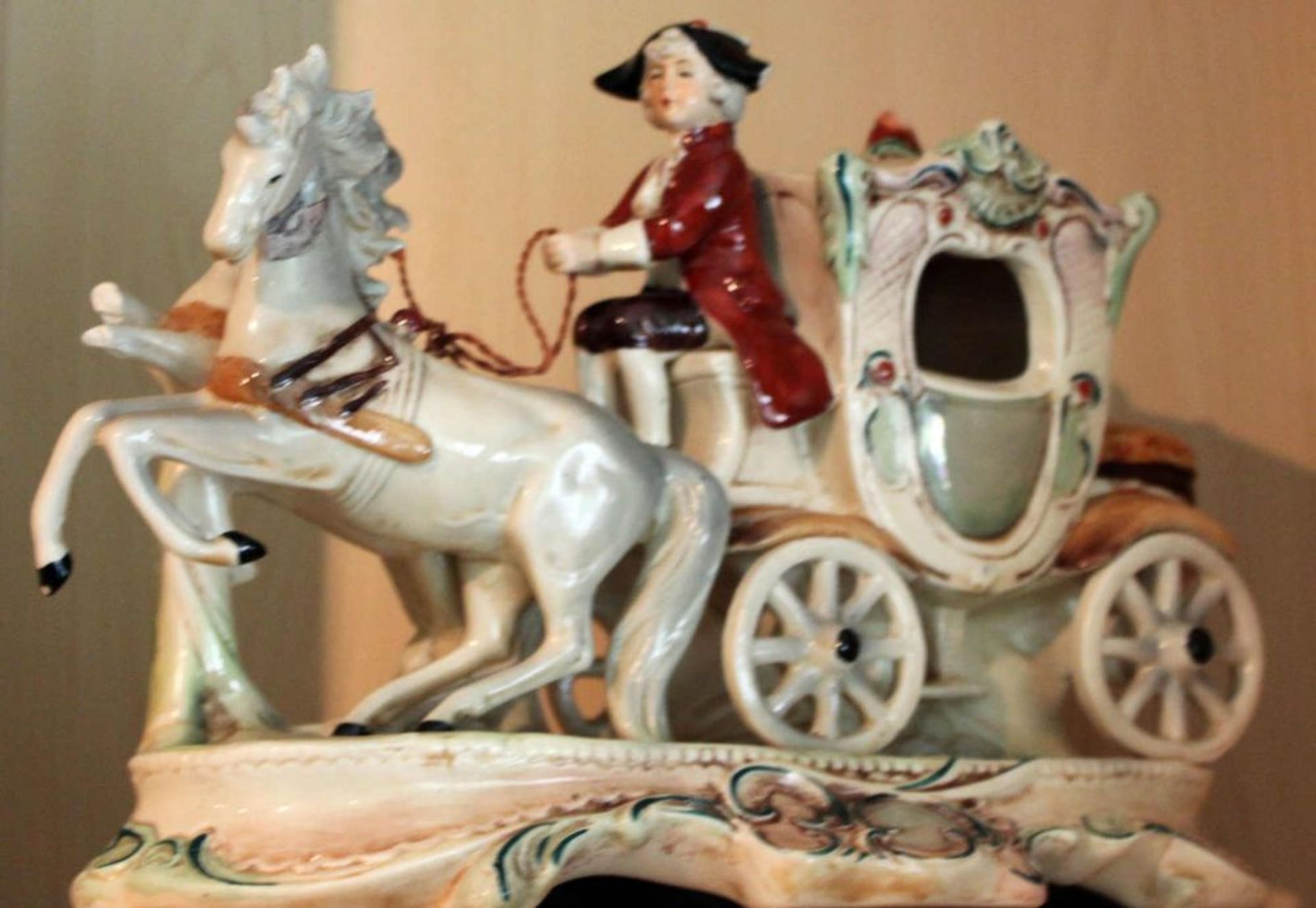 alte Sitzendorfer Porzellanfigur, "Kutsche mit Pferden", am Stand braune Marke alt Sitzendorf Modell