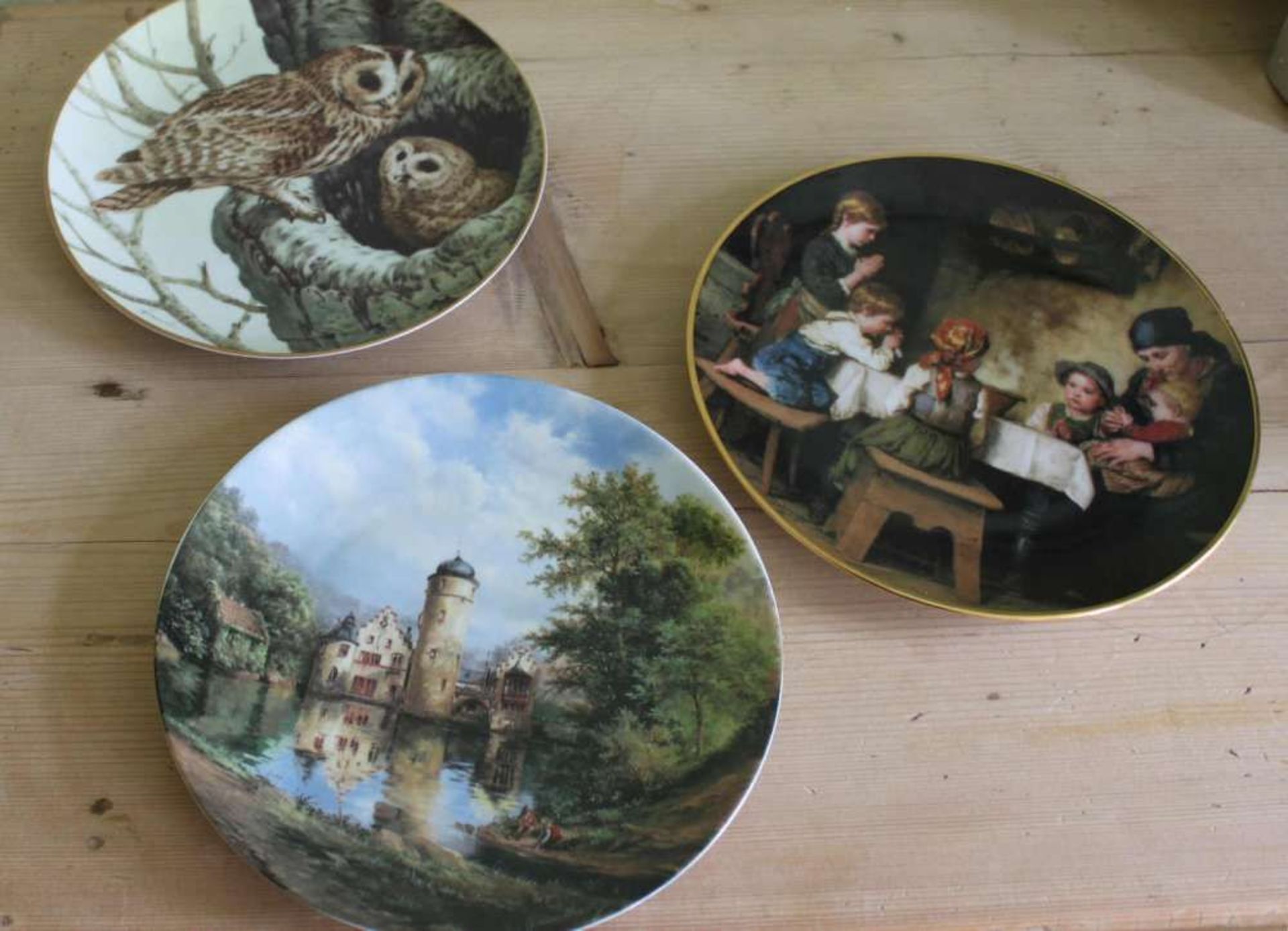3 Wandteller-Porzellan, 1 Hutschenreuther "Owls in the August Twilight", 2 Bradex-Teller 1 Schloss