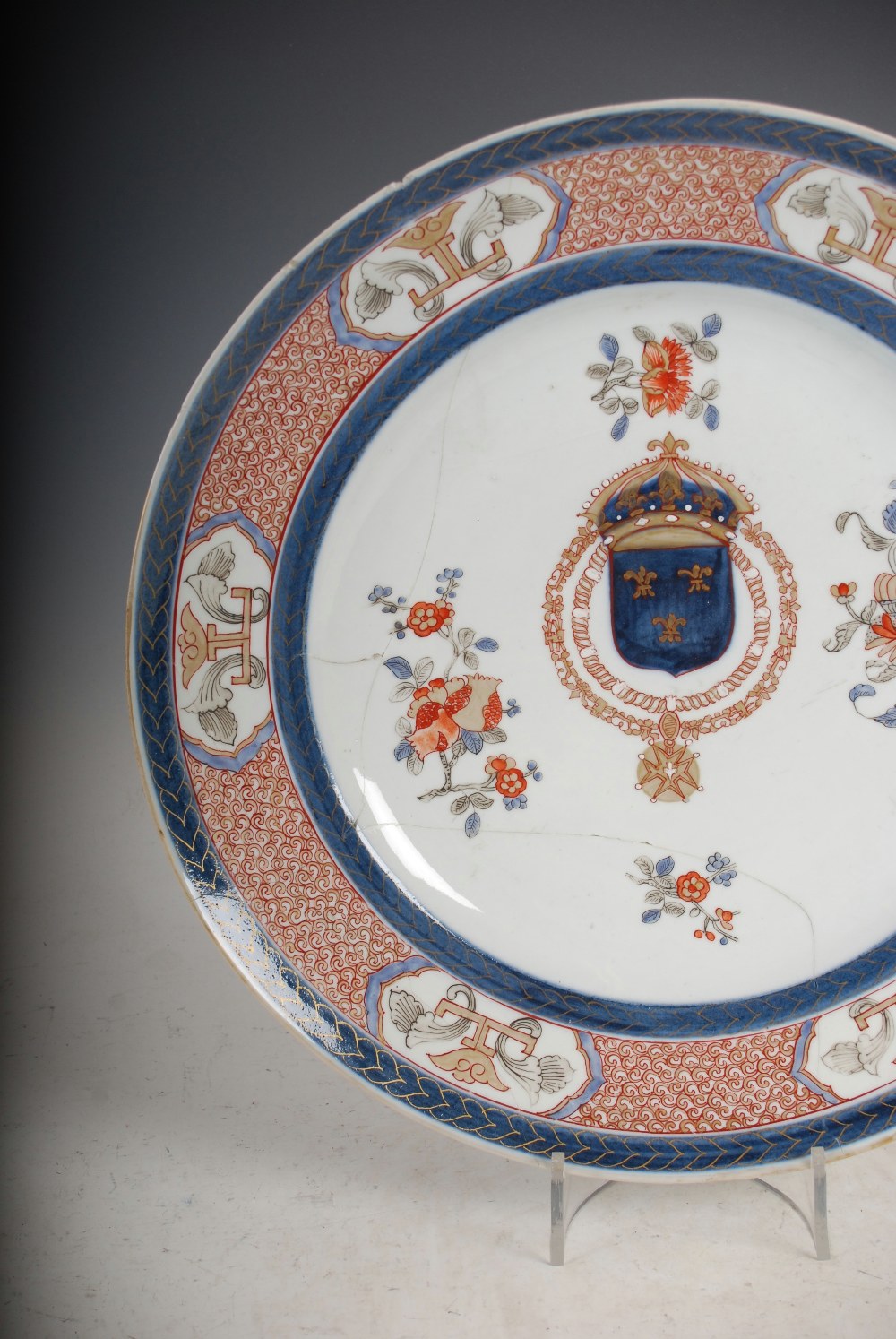 A Samson Imari Armorial charger, decorated with faux Armorial and scattered foliate sprays, within - Image 5 of 8