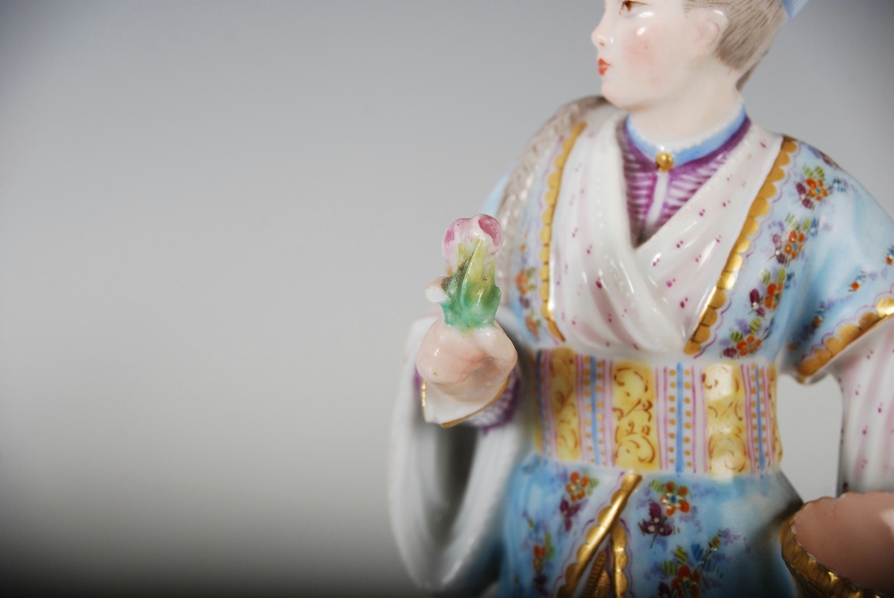 A pair of late 19th/ early 20th century German porcelain figures in the Chinoiserie style, modelled - Image 7 of 10