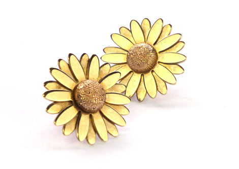 A pair of 9ct yellow gold stud earrings in the form of daisies, approx. 6 gms