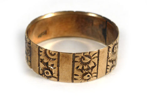 A 9ct yellow gold florally engraved band ring, 2 gms, size M/N   CONDITION REPORT:  Approx 2-2.5 g