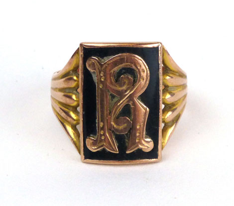 A yellow metal gentleman's signet ring centrally decorated with black enamel and the initial 'R',