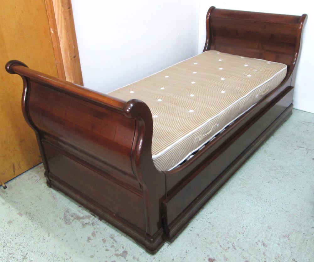 SIMON HORN TRUNDLE SLEIGH BED, with two 2ft 6in Honfleur mattresses.