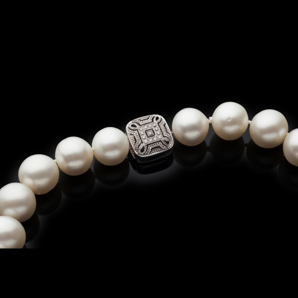 A south sea pearl necklacecomposed of a single strand of graduated south sea pearls, to a 18ct - Image 2 of 2