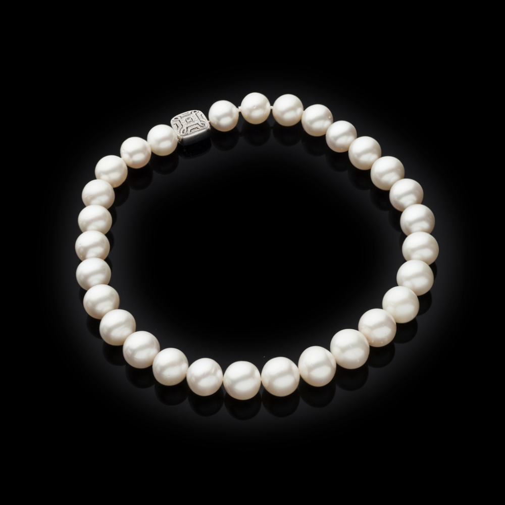 A south sea pearl necklacecomposed of a single strand of graduated south sea pearls, to a 18ct