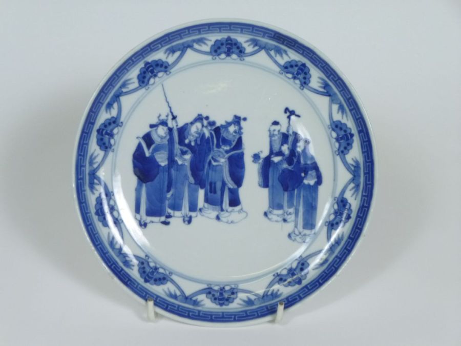 CHINESE BLUE AND WHITE PLATEdecorated with figures presenting an offering, within decorative