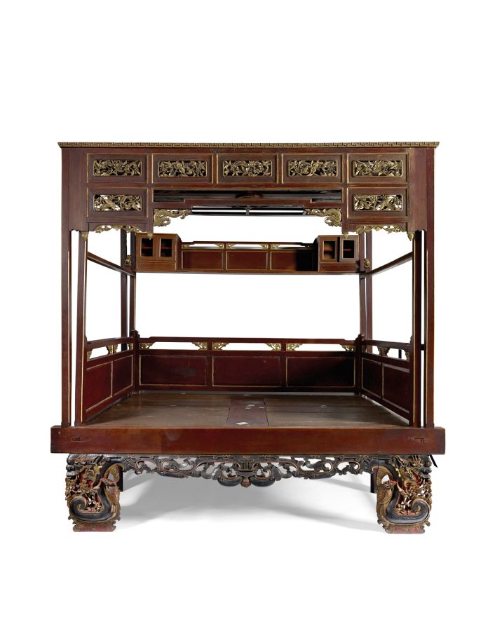 CHINESE POLYCHROMED AND GILT FOUR POST BEDQING DYANSTY, 19TH CENTURYthe key moulded cornice above