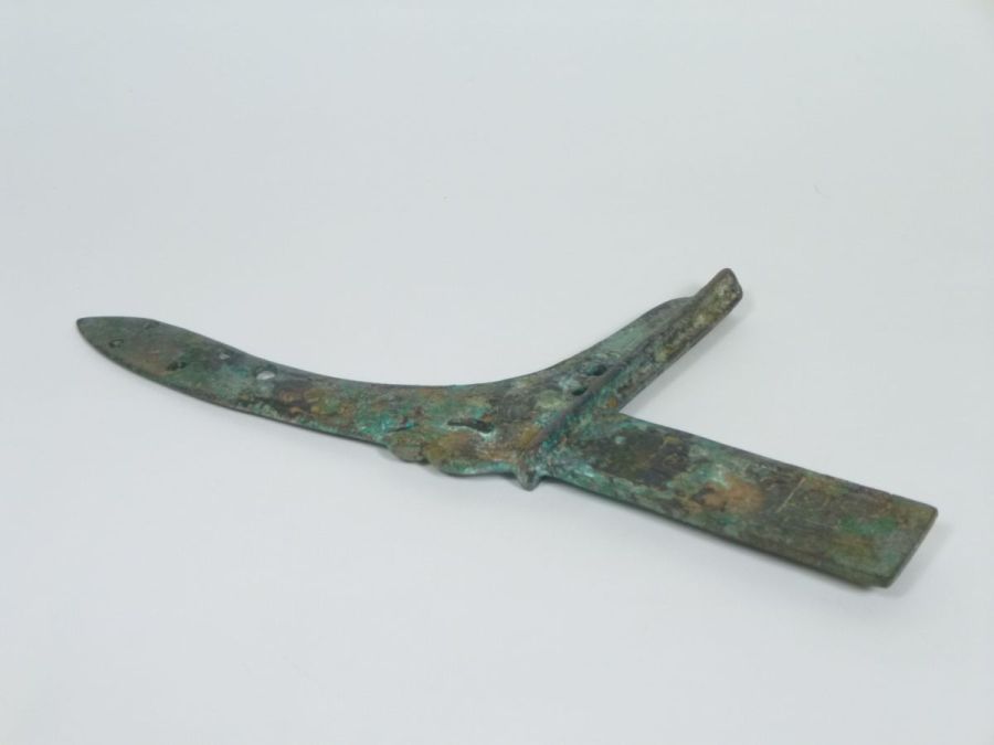 CHINESE ARCHAIC STYLE BRONZE DAGGER AXEEastern Zhou dynasty style, of pierced curved form inscribed