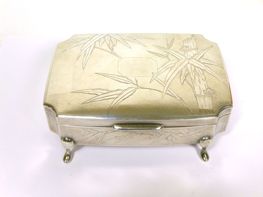 CHINESE EXPORT SILVER JEWELLERY BOXCIRCA 1900with character marks to base, of rectangular outline