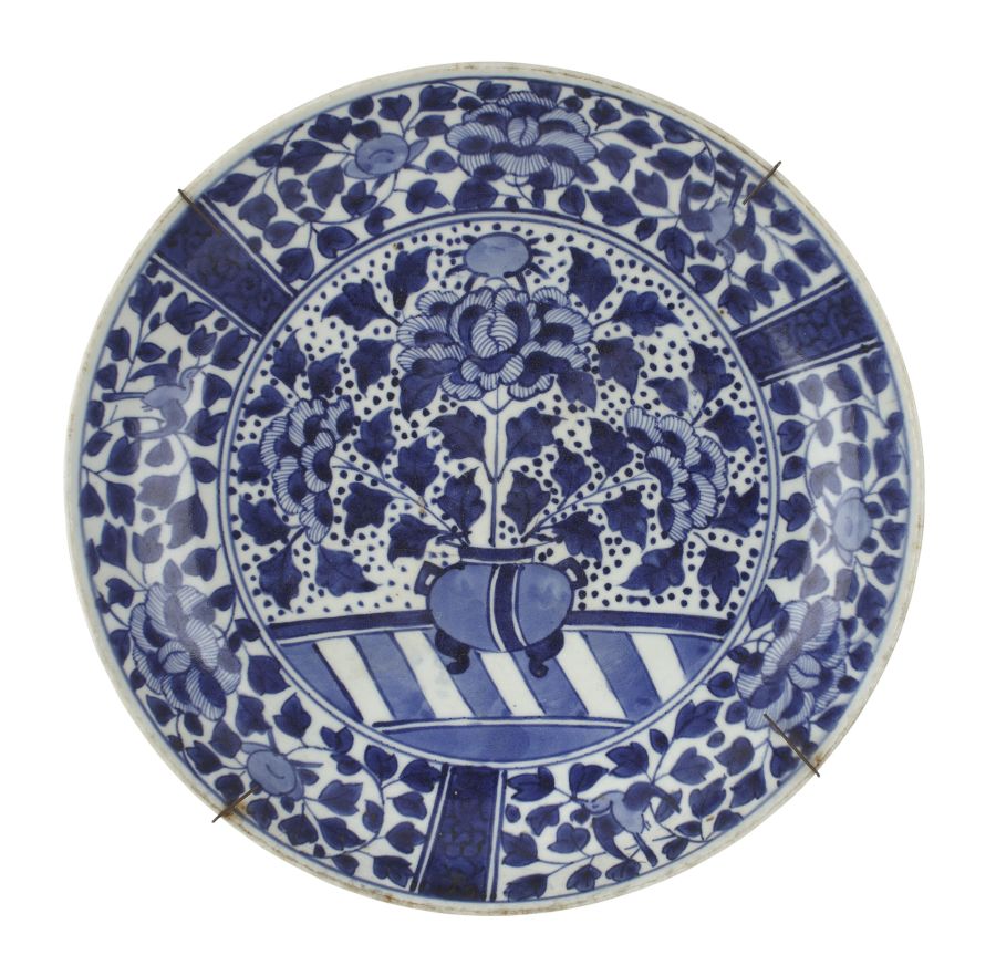 JAPANESE ARITA BLUE AND WHITE DISH18TH CENTURYdecorated with a flowerpot on a terrace, the border