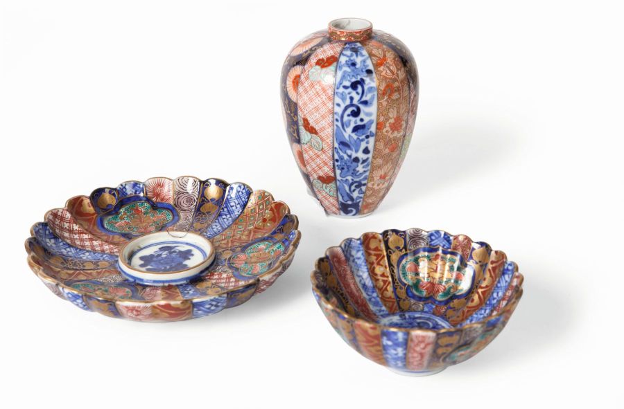 THREE PIECES OF JAPANESE IMARI WAREMEIJI / TAISHO PERIODcomprising a chrysanthemum form tea bowl