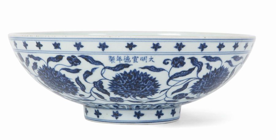 CHINESE MING STYLE BLUE AND WHITE DICE BOWLthe sides decorated in underglaze blue with lotus