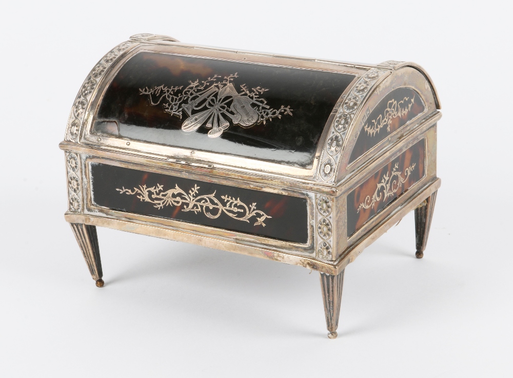 AN EDWARDIAN SILVER AND TORTOISESHELL DOME TOPPED JEWELLERY CASKET with inlay in the form of panels