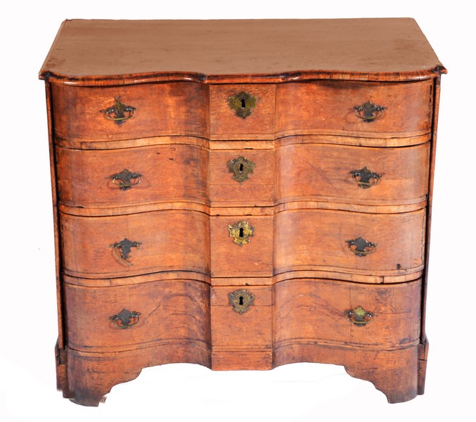 AN 18TH CENTURY DUTCH SERPENTINE FRONTED OAK CHEST of four long drawers, standing on shaped bracket