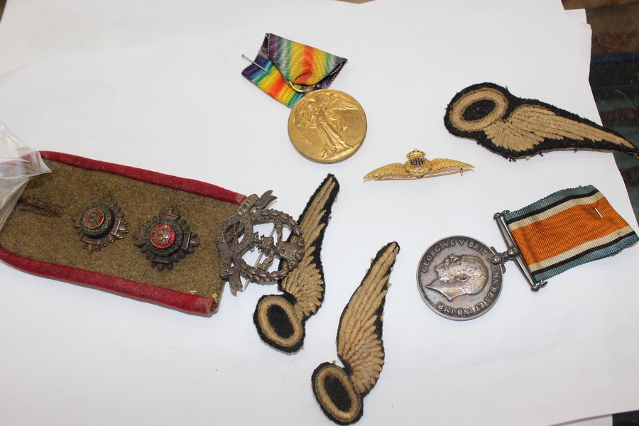 A 15CT GOLD CP & CO. RAF BROOCH together with a 1914-1918 medal and various insignia