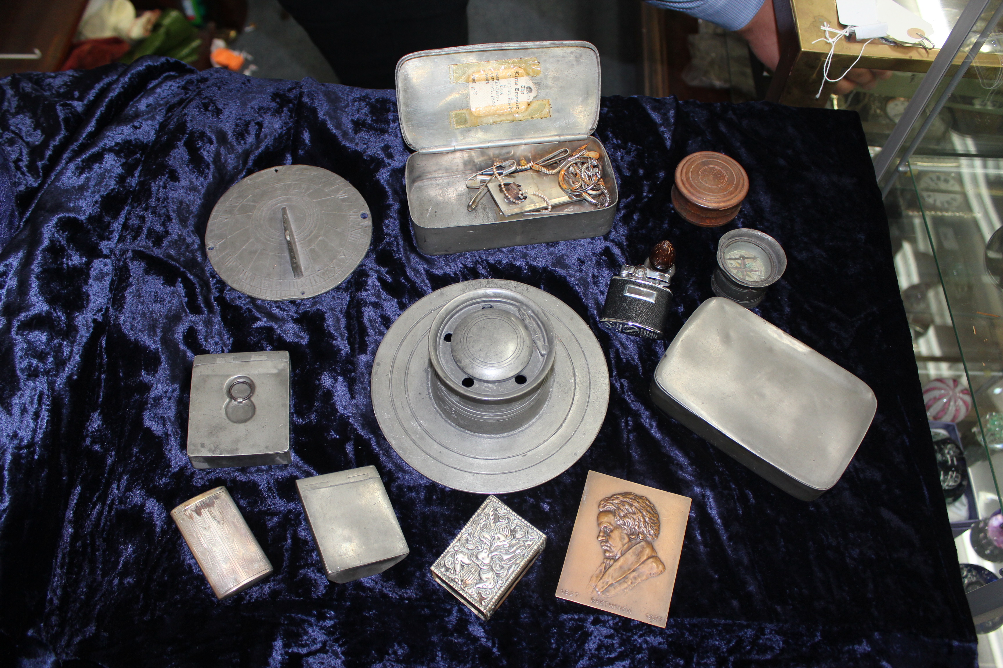 A SMALL QUANTITY OF VARIOUS PEWTER ITEMS to include an early 19th Century rectangular box, a