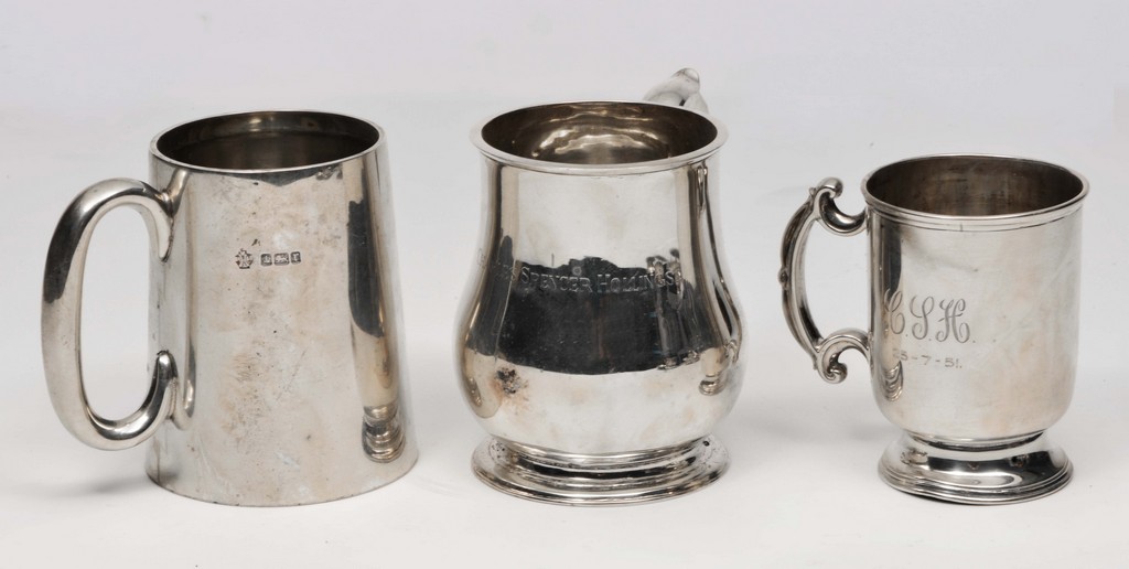 A SILVER MUG marks for Sheffield 1909 10cm in height together with two further silver mugs