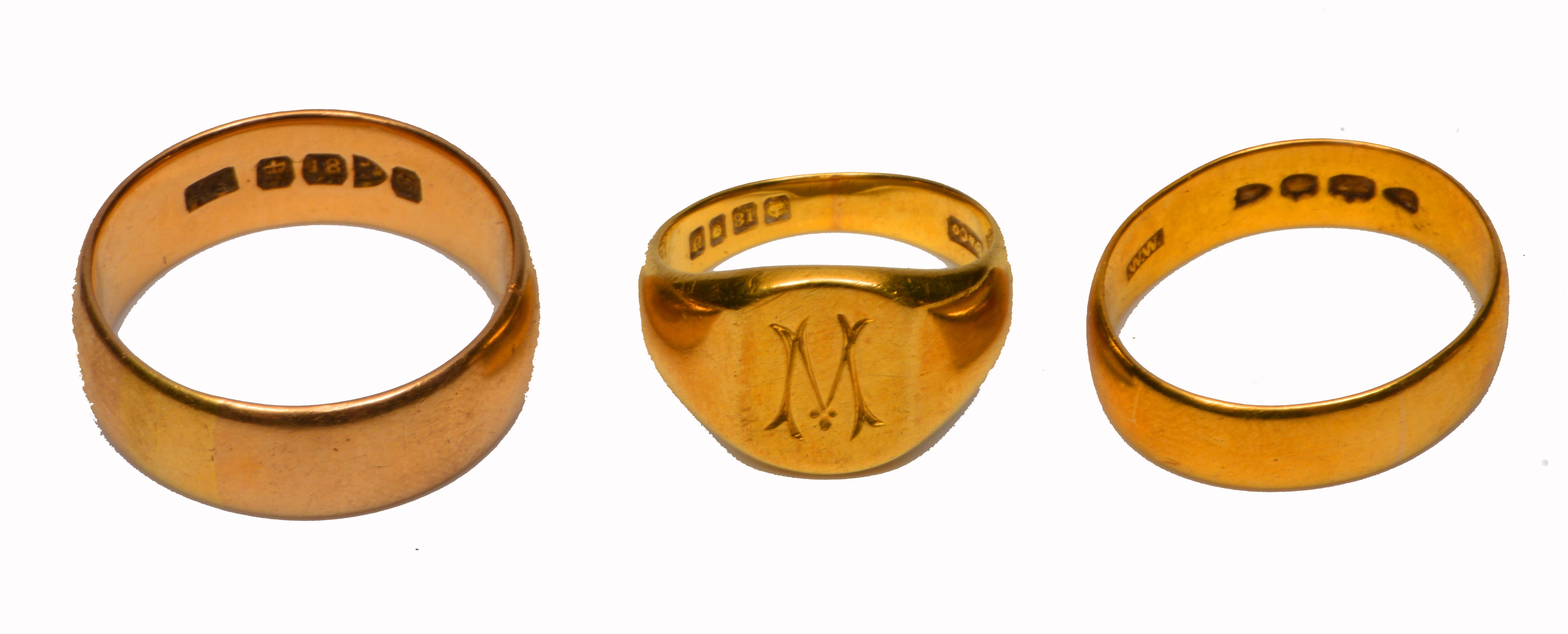 AN 18CT GOLD WEDDING BAND, a 22ct gold wedding band and an 18ct gold signet ring (3)