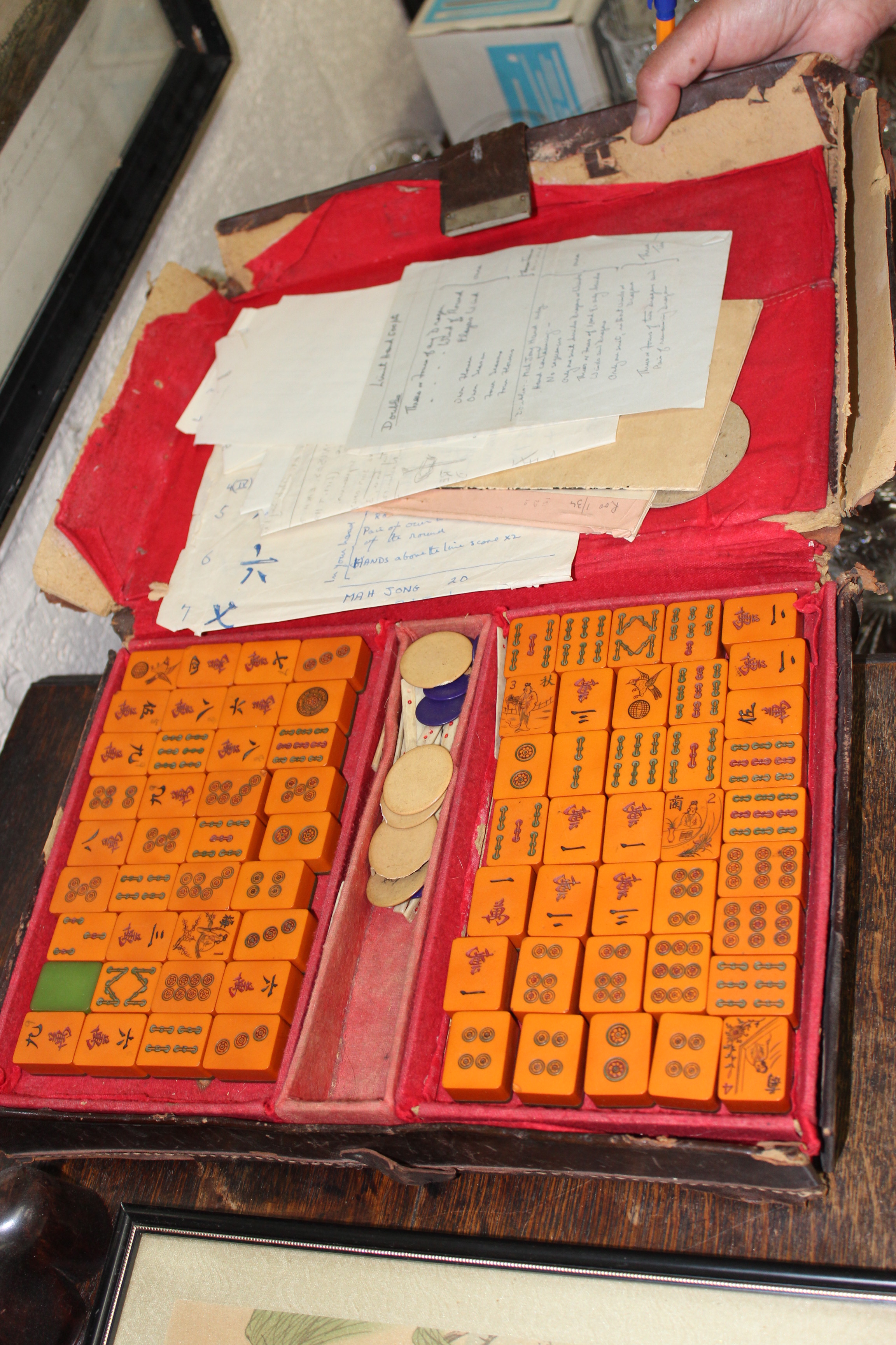 A QUANTITY OF MISCELLANEOUS ITEMS to include two mahjong sets, two carved wooden heads, a Japanese