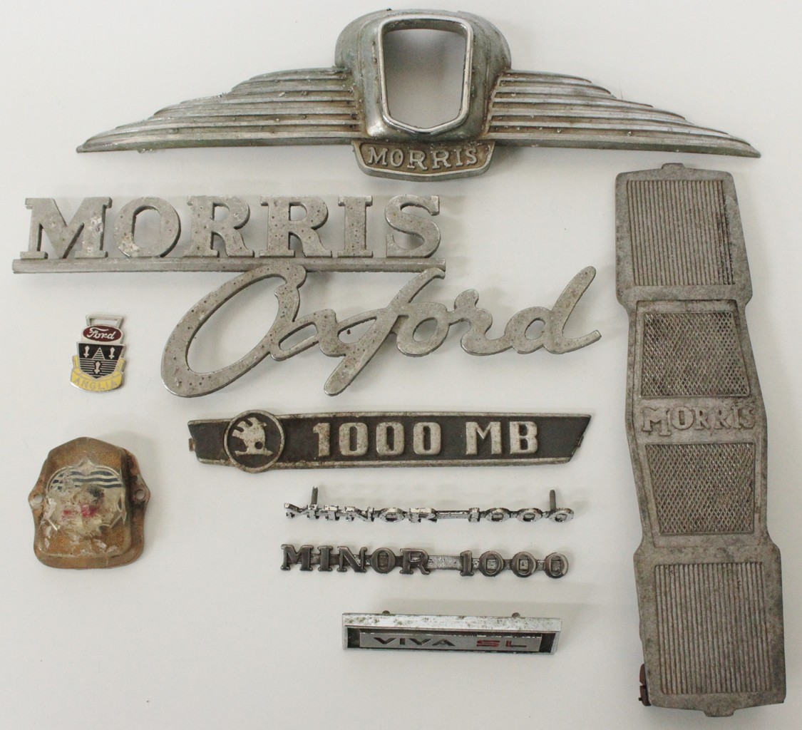 AN ALUMINIUM MORRIS OXFORD CAR BADGE together with a Morris bonnet badge, a Morris Minor 1000 badge - Image 2 of 3