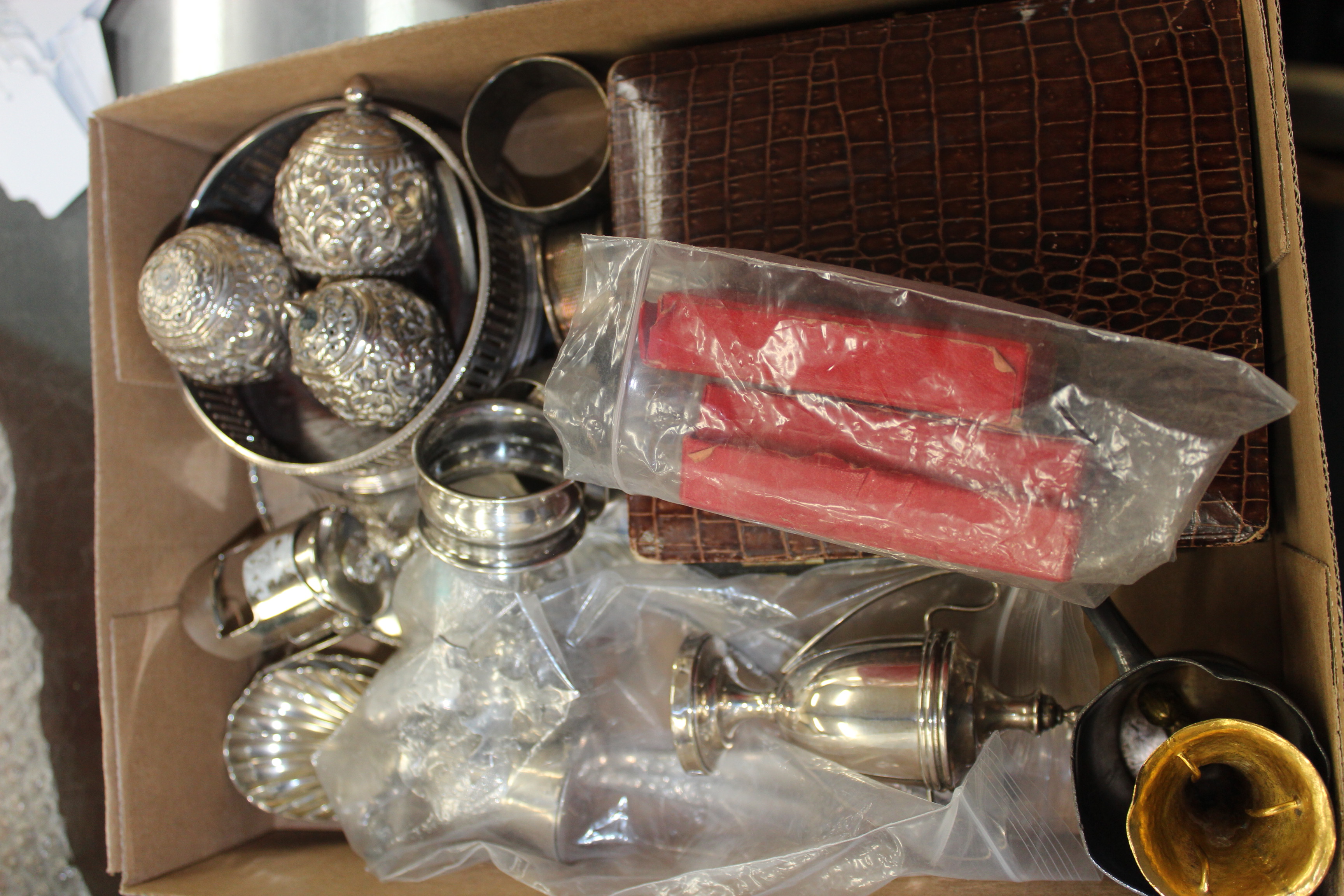 A QUANTITY OF SILVER AND SILVER PLATED ITEMS to include napkin rings, a wine coaster, a hand mirror,