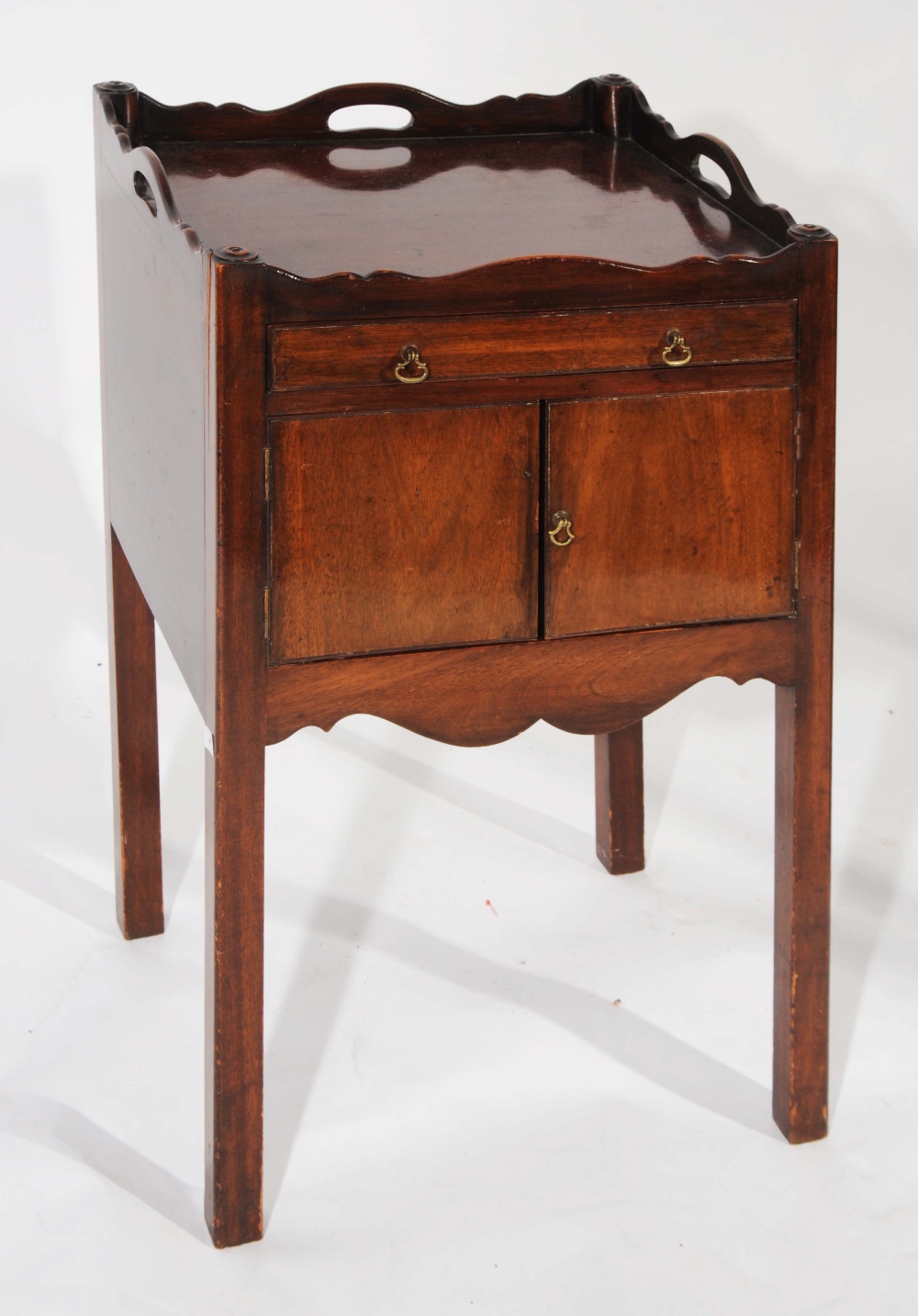 A GEORGIAN MAHOGANY TRAY TOPPED BEDSIDE COMMODE with pierced handles over a single drawer and two
