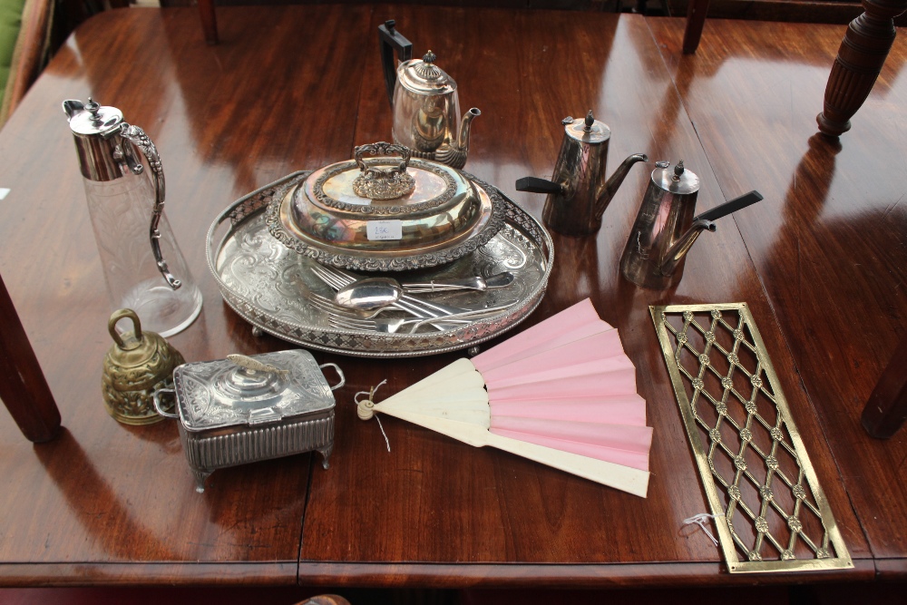 A MIXED QUANTITY OF SILVER PLATED ITEMS to include a pair of wellbeck plate chocolate pots, a silver