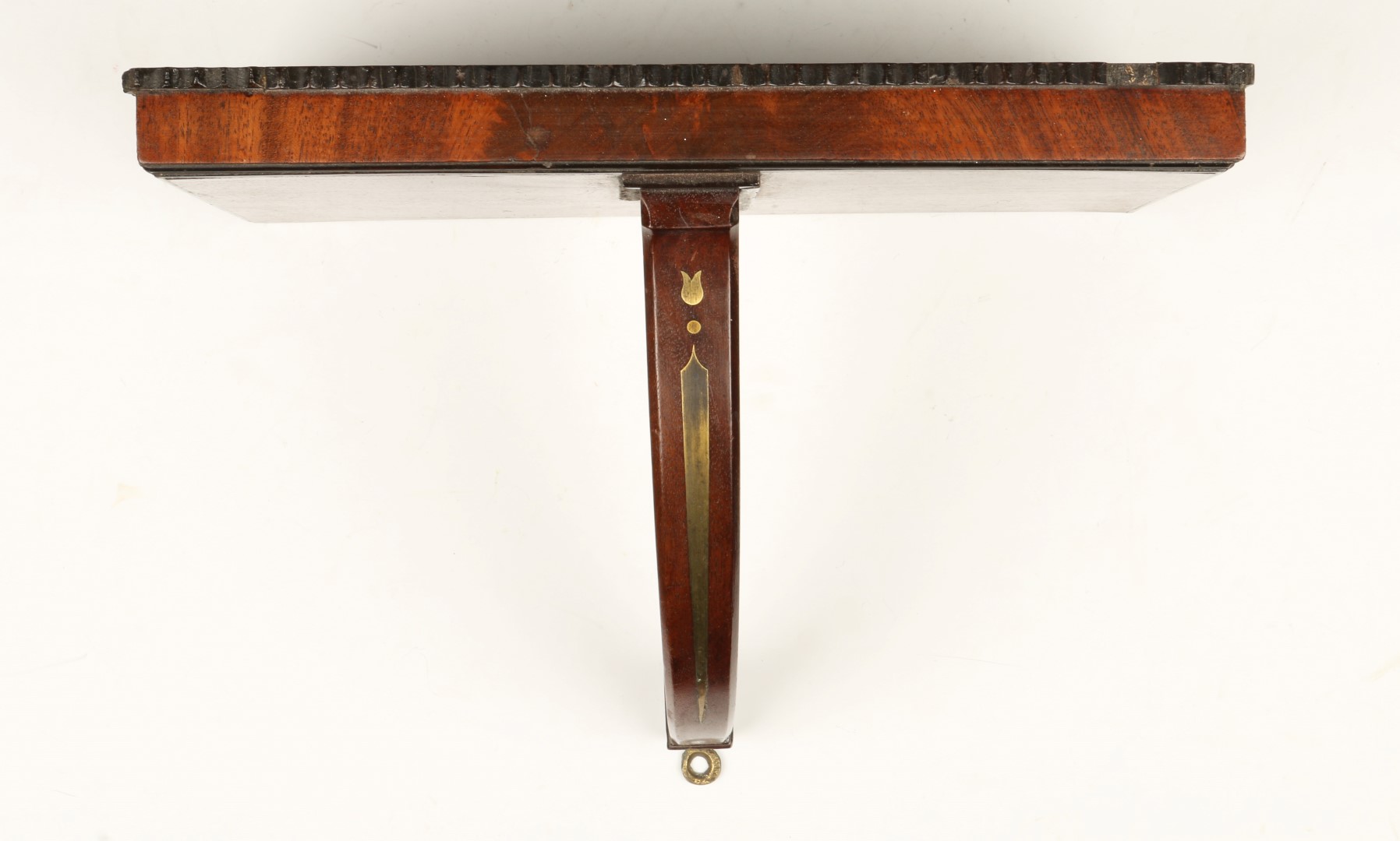 A REGENCY MAHOGANY AND BRASS INLAID CLOCK BRACKET with shaped support and ebony edging, 29 x 17.5cm