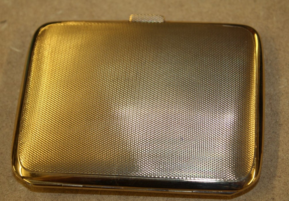 A LADY`S 9CT GOLD CIGARETTE CASE with engine turned decoration, 8cm long