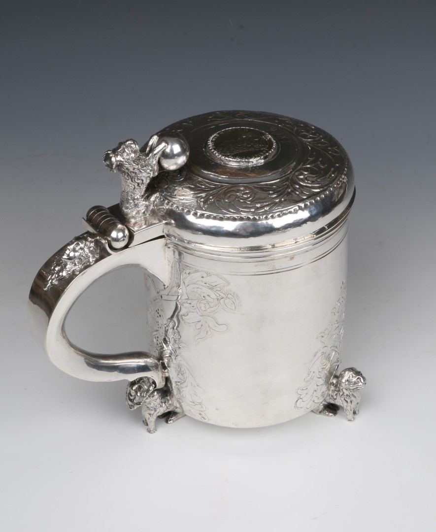 AN ANTIQUE SCANDINAVIAN SILVER TANKARD with hinged lid and lion finial inset coin of King Christian