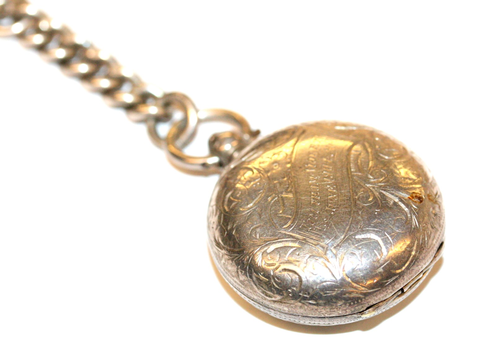 AN EDWARDIAN SILVER SOVEREIGN CASE with engraved scroll and foliate decoration and with attached